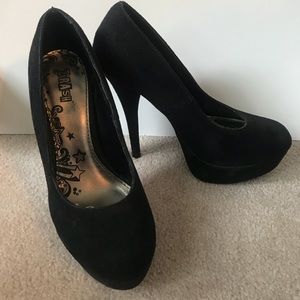 Black pumps
